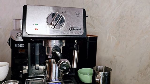 Как правильно приготовить эспрессо дома в рожковой кофемашине || Delonghi ecp 33.21. смотреть онлайн