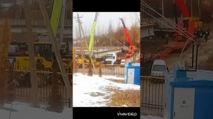 Падение  нового автокрана | автокран упал вместе с бетонной плитой | падение крана