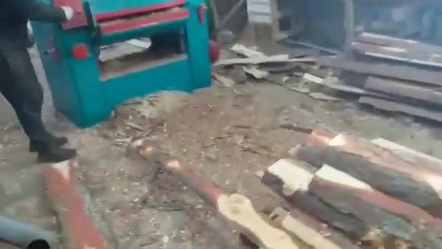 Изготовление необрезной доски из горбыля. A simple method of making unedged boards from slab. смотреть онлайн