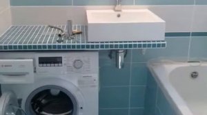 Стиральная машина в маленькой ванной комнате