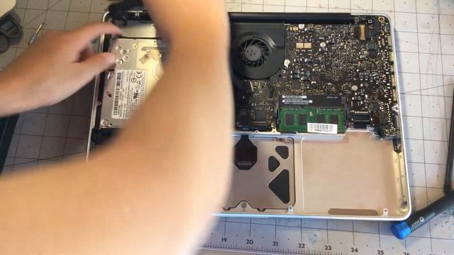 How to remove a dvd drive from a 2010 MacBook Pro (A1278) смотреть онлайн