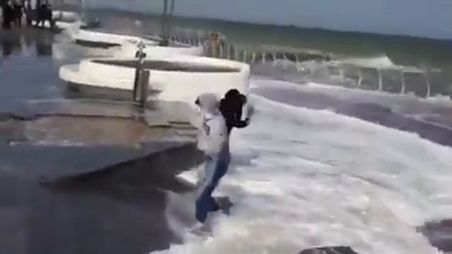 Одесситов накрыло волной прямо на набережной смотреть онлайн