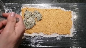 САЛО  ПЕРЕКРУЧЕННОЕ  И  ЗАВЁРНУТОЕ  В  РУЛЕТ,   С ЧЕСНОКОМ, С  УКРОПОМ, ПАПРИКОЙ