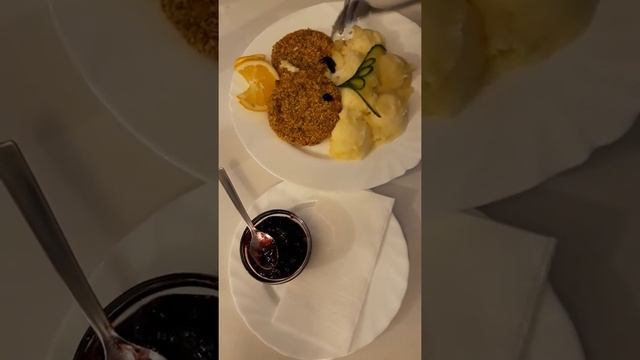 Жареный камамбер в ореховой панировке с черничным соусом. смотреть онлайн