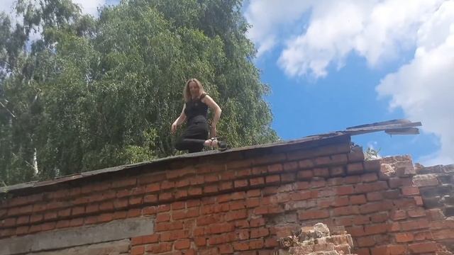 ВЗОБРАТЬСЯ На Крышу на Огромных Каблуках (по разбитому кирпичу))Это реально?!??? смотреть онлайн