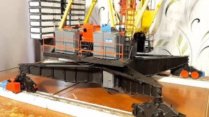 Передвижение модели башенного крана КБ-502 по крановым путям.