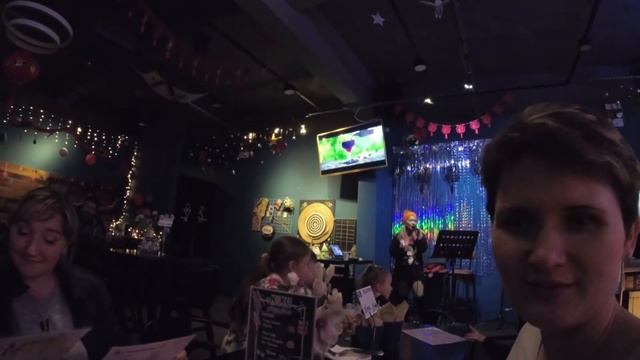 А теперь дискотека. Едят все! Русские в Китае