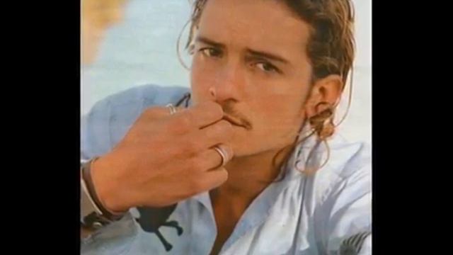 Orlando Bloom Grey Skies смотреть онлайн