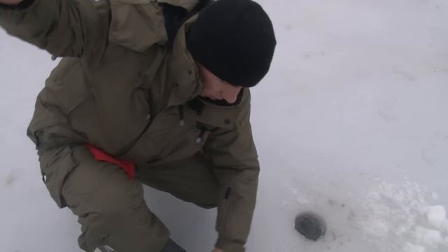 Зимняя рыбалка на водохранилище. Мастер-класс 279HD. Winter fishing for roach and bream in the city смотреть онлайн