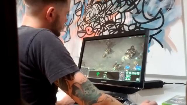 Playing Starcraft 2 on a Touch Screen смотреть онлайн