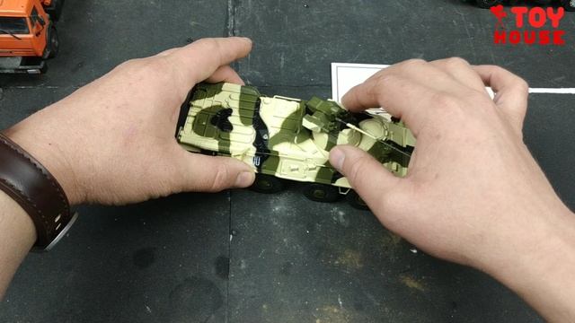 Моделька БТР 80, военная техника 1/43 смотреть онлайн
