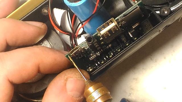 Ремонт бумбокса ,выдрали микро USB, как установить новый. смотреть онлайн