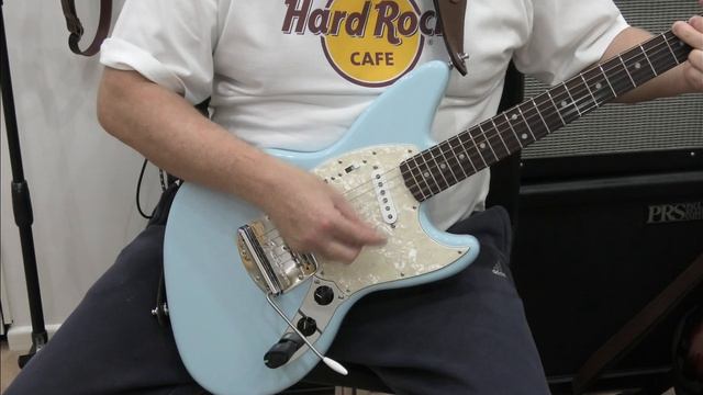 Fender Signature Kurt Cobain Jag-Stang Sonic Blue Guitar review and how to use the pickup controls. смотреть онлайн