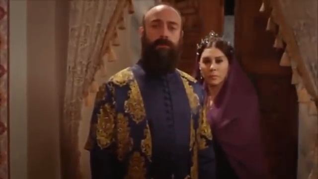 Валиде и султан Сулейман увидели что Хуррем сидит и разговаривает с Хатидже