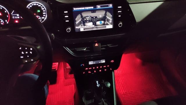VW Polo Liftback. Двухцветная подсветка пространства для ног. смотреть онлайн