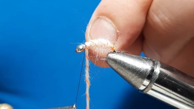 Мушка на хариуса осенняя из шерстяной кремовой нити смотреть онлайн