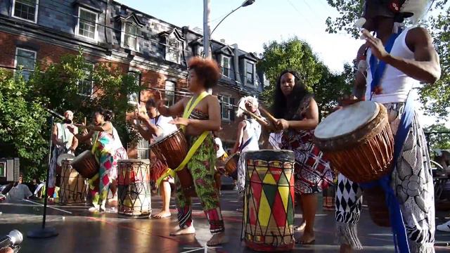 Universal African Dance & Drum Ensemble plays Odunde 2016 смотреть онлайн
