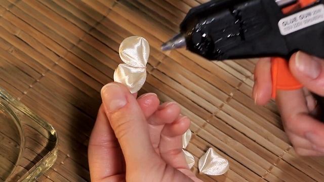 "Как сделать круглый вывернутый лепесток?". Лепестки из лент.Канзаши для начинающих. Урок № 12. смотреть онлайн