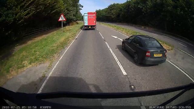 Skoda Octavia overtakes on the chevrons смотреть онлайн