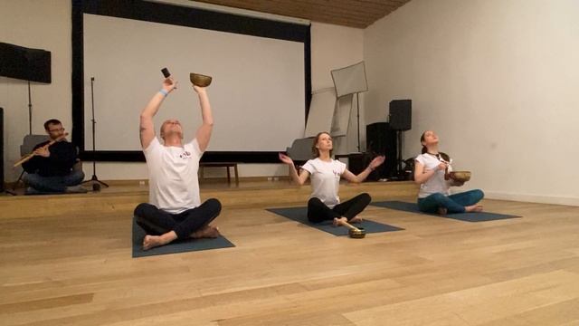 Медитативный йога-танец под флейту бансури и поющие чаши. смотреть онлайн