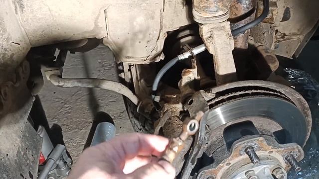 Toyota Town Ace замена тормозных шлангов и пыльников верхней шаровой опоры, ремонт своими руками. смотреть онлайн