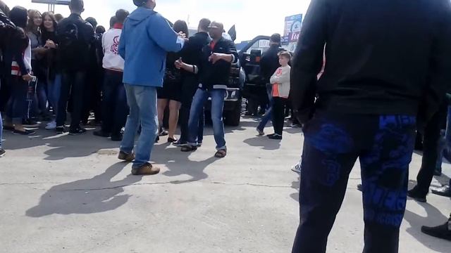 Негр танцует )))) смотреть онлайн