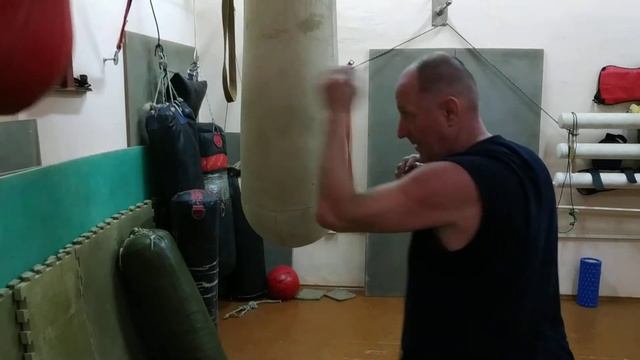 Удары локтем в голову - сбоку и снизу смотреть онлайн