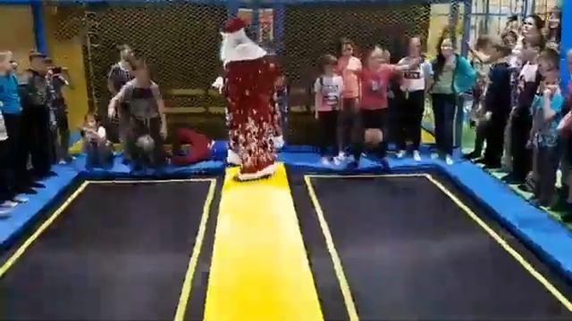 БАТУТ-ШОУ от Кодологии! Невероятно веселый новогодний праздник. смотреть онлайн