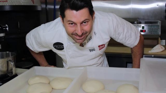 Neapolitan Pizza Dough Handmade Vs Mixer смотреть онлайн