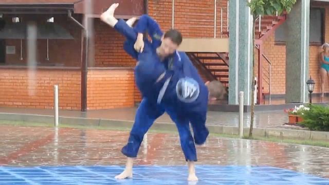 Фабрика Здоровья показала ММА под дождем