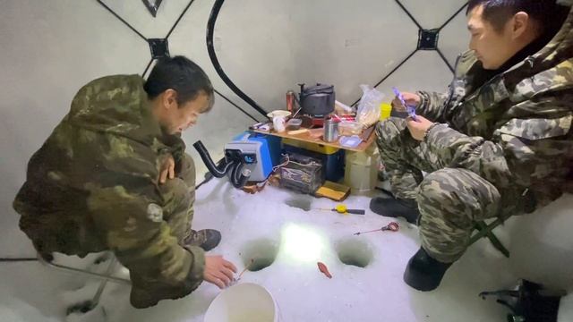 Зимняя рыбалка на ельца в Якутии. Подледная рыбалка 2021 смотреть онлайн