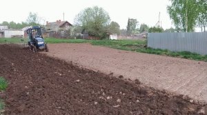 Весенняя вспашка участка мини трактором на пределе возможности.