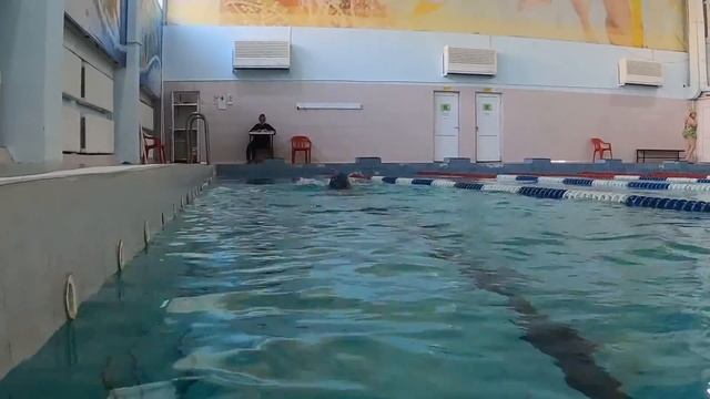 Викторика плавает в бассейне... смотреть онлайн