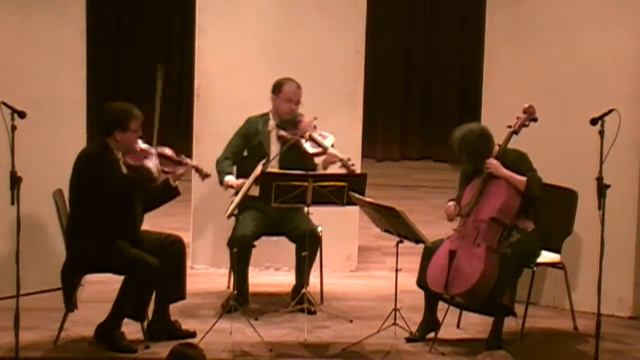 W.A. Mozart- Divertimento in Eb movt 5 Minuet смотреть онлайн