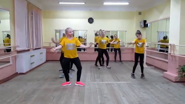 «Весёлая разминка» Хореографический коллектив "Улыбка", руководитель: Минкова Ольга Викторовна смотреть онлайн