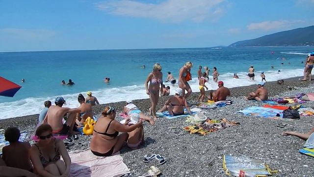 Галечный пляж в Гаграх. Абхазия. смотреть онлайн