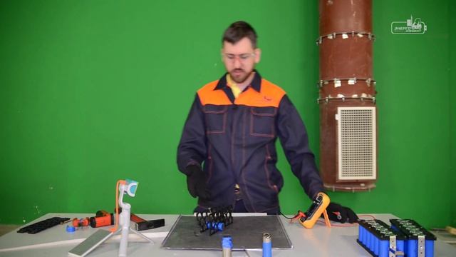 Удар молотком, прокол и короткое замыкание! Проверка на безопасность аккумулятора! смотреть онлайн