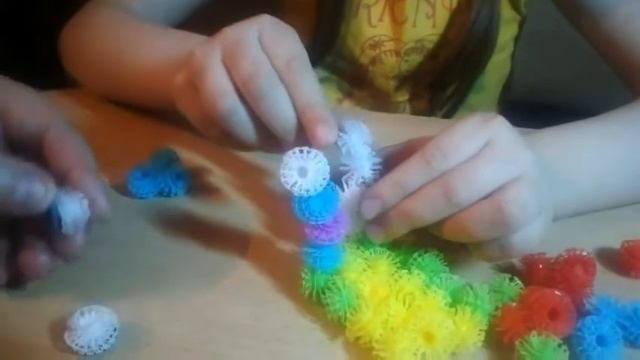 Конструктор ЦЕПЛЯЮЩИЕСЯ ШАРИКИ. Делаем улитку. смотреть онлайн