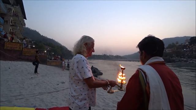 149. India 2022. Rishikesh. Пуджа 10 апреля. Девочка с собачками... смотреть онлайн