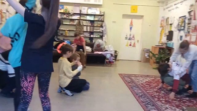 театральная разминка в "Гномике" от Лизы Семёновой на ИНОПЛАНЕТНОМ языке смотреть онлайн