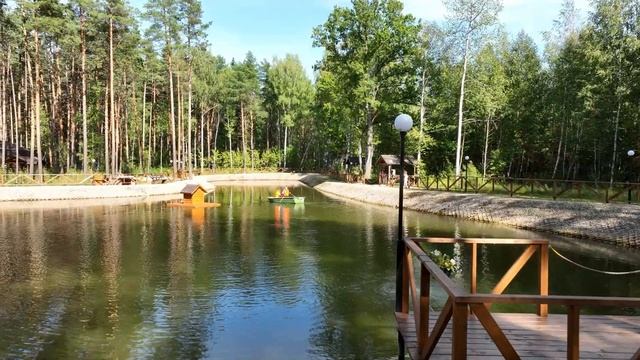 Рыбалка и катание на лодках в пруду в лесу недалеко от Ярославля и Костромы смотреть онлайн