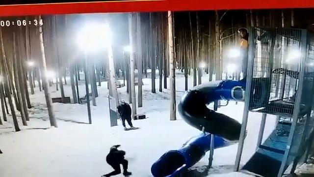 Студент сломал детскую горку в Ухте