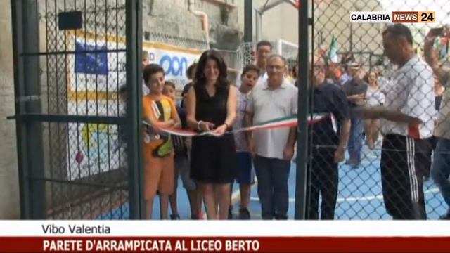 A VIBO PARETE D'ARRAMPICATA AL LICEO BERTO смотреть онлайн