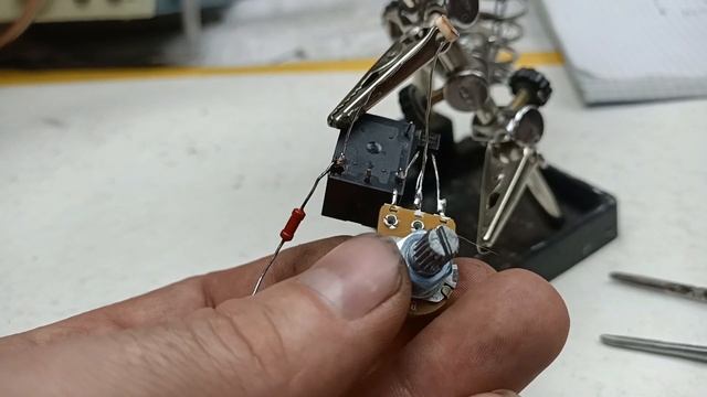 Невероятно Простой! Датчик освещенности Своими Руками! смотреть онлайн