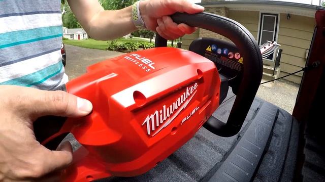 Milwaukee M18 Fuel Hedge Trimmer Unboxing and Demo by Wife смотреть онлайн