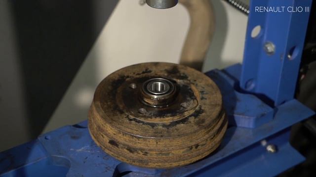 Comment remplacer un roulement de roue arrière sur RENAULT CLIO 3 [TUTORIEL AUTODOC] смотреть онлайн