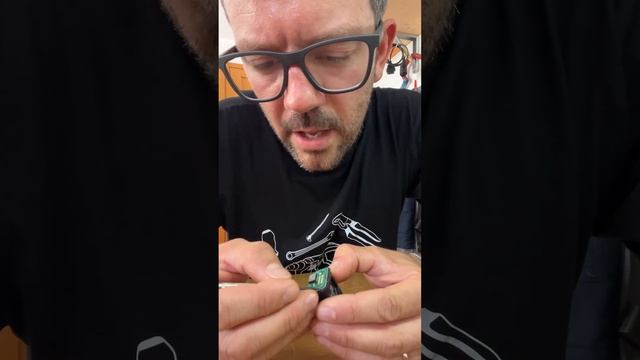 Sostituzione batteria sensore pressione pneumatici BMW R 1200 GS LC 2018 смотреть онлайн