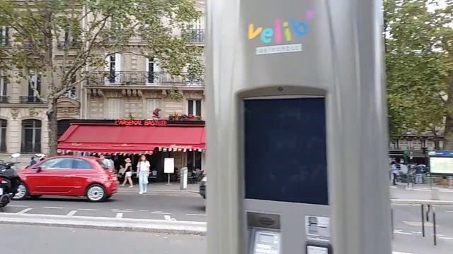 Терминал для оплаты велопроката и стоянка для велосипедов. смотреть онлайн