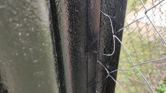 Надёжный и простой способ крепления сетки рабицы к металлическому столбу