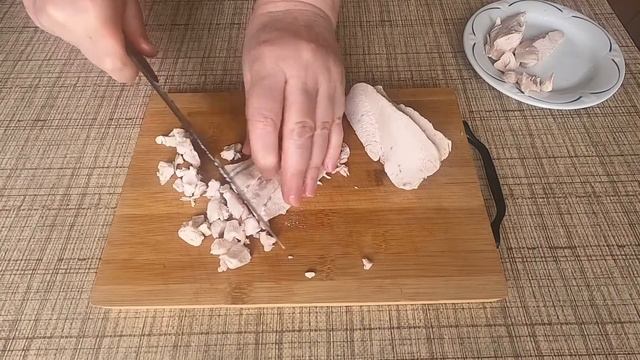 Праздничный салат из куриного мяса с грибами смотреть онлайн